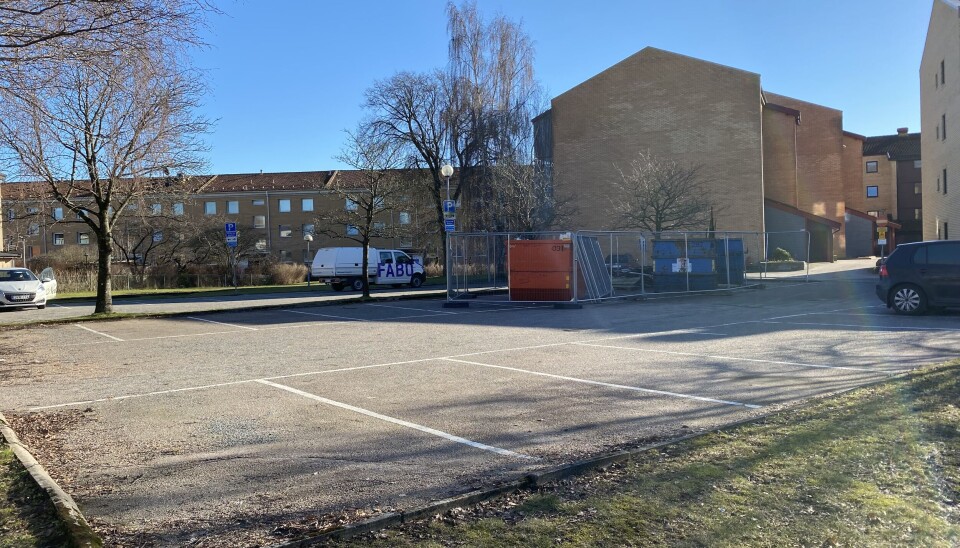 Bygget på tomten i hörnet Murarevägen och Norra Ringvägen dröjer. Nu ska bygglovsnämnden pröva ärendet igen. Bygget på tomten i hörnet Murarevägen och Norra Ringvägen dröjer. Nu ska bygglovsnämnden pröva ärendet igen.