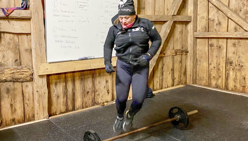 Coach Marie Ahlsten tar sig an 100 burpees med hopp över skivstången, en av stationerna vid kvällens pass. Coach Marie Ahlsten tar sig an 100 burpees med hopp över skivstången, en av stationerna vid kvällens pass.