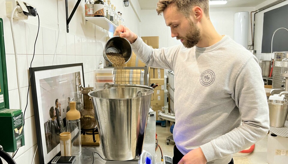 Viktor Larsson är den som är anställd för att sköta det mesta av produktionen i destilleriet.